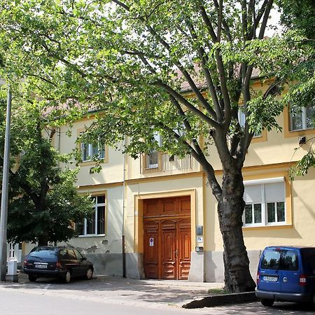 Veva Apartman - Eger Maganszallashely Exteriör bild