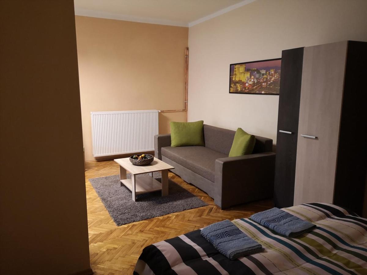 Veva Apartman - Eger Maganszallashely Exteriör bild