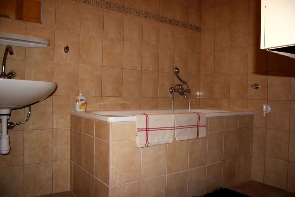 Veva Apartman - Eger Maganszallashely Exteriör bild