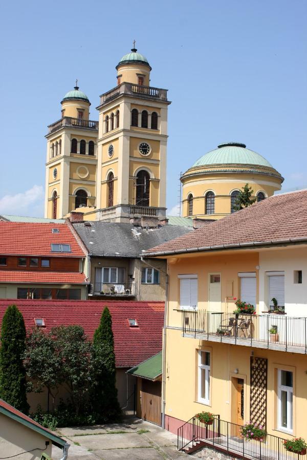 Veva Apartman - Eger Maganszallashely Exteriör bild